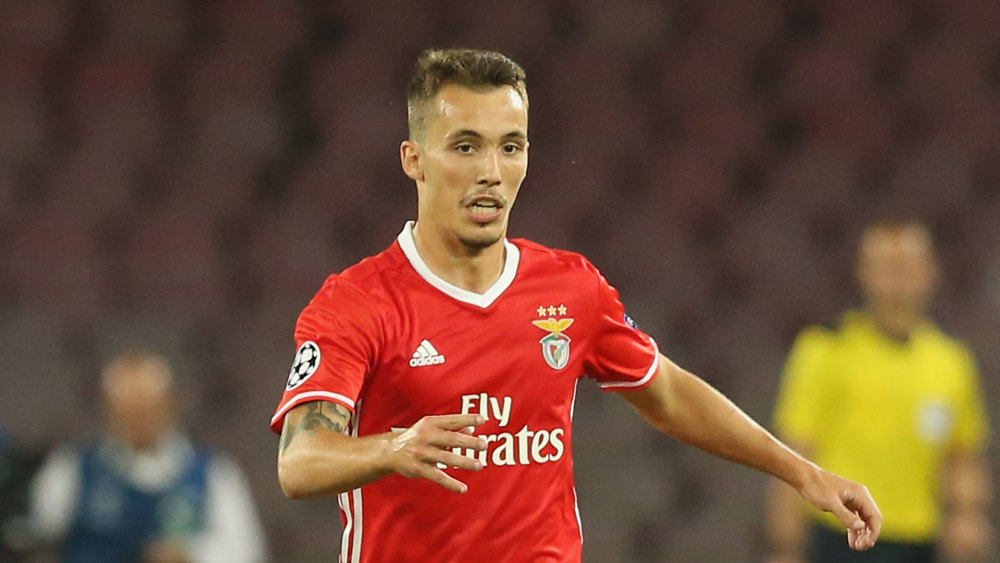 里程碑夜本菲卡官宣签约；欧联转会期刷纪录；悬念犹存；心理建设被强调的简单介绍